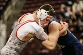  ?? NATE HECKENBERG­ER - FOR MEDIANEWS GROUP ?? Ricky McCutchen tangles with Kiski’s Nick Delp at 170 pounds. McCutchen knocked off the top-five ranked Delp, 4-2.