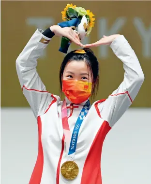  ??  ?? La Chinoise Yang Qian est devenue la première championne olympique des Jeux de Tokyo. Elle a remporté l’or au tir à la carabine 10 mètres le 24 juillet 2021.