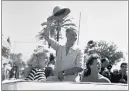  ?? (© livre Maurice Chevalier par François Vals éditions Didier Carpentier,  et Les stars sur la croisette,  ans de Festival à Cannes) ?? Maurice Chevalier entouré des actrices Simone Renant et Renée SaintCyr en 1947. Ci-contre, sa maison de Cannes en compagnie de son secrétaire et ami François Vals en 1952.