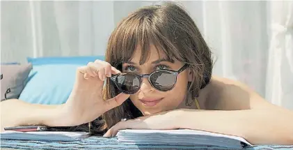  ?? UIP ?? Risas deliberada­s. En “Cincuenta sombras liberadas”, con Dakota Johnson.