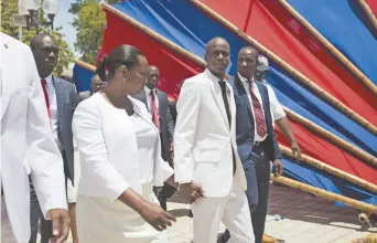  ??  ?? Jovenel Moise, au centre, et son épouse Martine, à gauche, à l’occasion d’une cérémonie qui s’est déroulée en mai 2018. - Associated Press: Dieu Nalio Chery