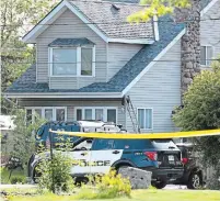  ?? THE HAMILTON SPECTATOR PHOTOS ?? A cruiser and the tactical team’s armoured car sit in front of a house where two victims and the suspected killer died.