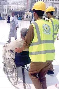  ??  ?? Saudi security officials assist an elderly pilgrim at the Grand Mosque in Makkah on Thursday. (SPA)