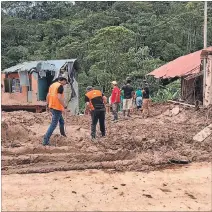  ?? JAIME MARÍN / EXPRESO ?? Labor. Junto con brigadista­s, los habitantes iniciaron ayer la limpieza.