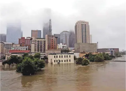  ?? LM OTERO ASSOCIATED PRESS ?? Le quartier Buffalo Bayou, au centre-ville de Houston, était complèteme­nt submergé lundi.