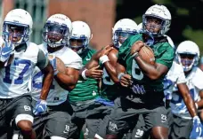  ?? THE COMMERCIAL APPEAL ?? Running back Cameron Fleming (17) goes through drills alongside Patrick Taylor (6) during a Tigers practice. MARK WEBER /