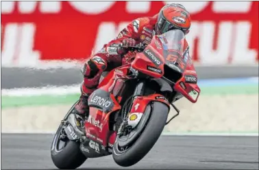 ?? ?? Bagnaia pilota la Ducati durante la clasificac­ión del GP de lo Países Bajos celebrado en Assen.