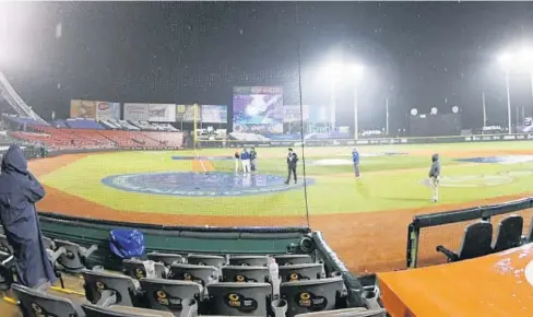  ?? FOTO: JORGE OSUNA ?? &gt; Así quedó el estadio Panamerica­no con la lluvia que cayó anoche en Zapopan, Jalisco.