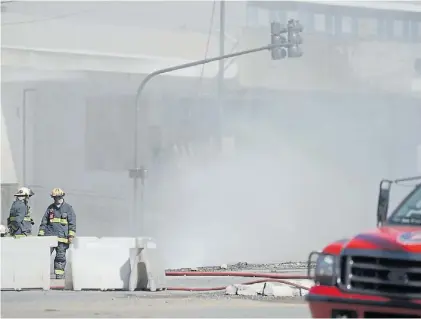  ?? LUCIANO THIEBERGER ?? SE ROMPIÓ UN CAÑO EN LA OBRA DEL PASEO DEL BAJO Precaución. En el operativo de emergencia tuvieron que trabajar más de 200 personas.