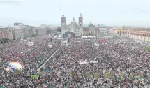  ??  ?? Los fieles seguidores de López Obrador llenaron la plancha del Zócalo.