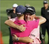  ?? JOHN BAZEMORE — THE ASSOCIATED PRESS ?? Justin Thomas, left, hugs his dad Mike after Sunday’s final round.