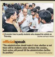  ?? DEEPAK GUPTA/HT PHOTO ?? LU proctor tries to pacify students who stopped his vehicle on Thursday.