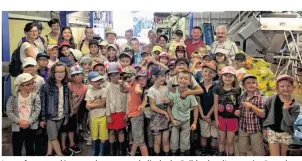  ??  ?? Les enfants ont découvert la zone conchylico­le du Guildo chez l’entreprise Batard Denoual.