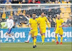  ??  ?? PROVIDENCI­AL. Zapater festeja con Pombo su gol al Alcorcón.