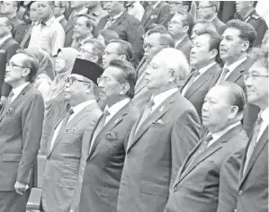 ??  ?? MUSA (tiga kiri) dan Najib (tiga kanan) bersama menteri Kabinet negeri lain ketika di majlis itu.
