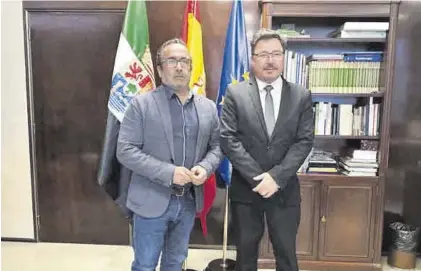  ?? EL PERIÓDICO ?? Reunión de Morales y el consejero Santamaría, en Mérida.