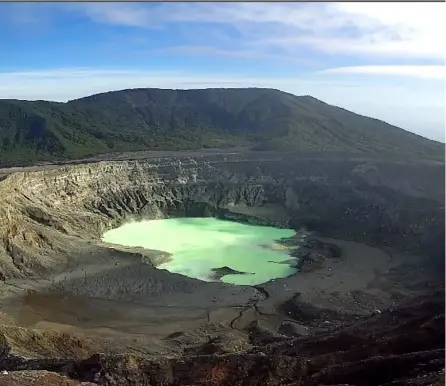  ?? rsn ?? El color de la laguna varía desde un blanquecin­o lechoso, hasta un verde oscuro. Actualment­e está entre grisáceo y turquesa y constituye el atractivo natural que más impresiona a los turistas.