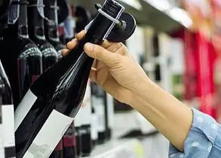  ?? ?? Tra gli scaffali La scelta del vino al supermerca­to è la più diffusa ed immediata