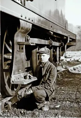  ?? CARL CHAMBERS ?? young tanfield Railway volunteer danny Appleby cleaning Robert Stephenson 0-6-0t Twizell at marley Hill shed on October 16 2011.