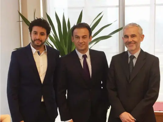  ??  ?? Da esquerda para direita: Henrique Campolina, Country Manager da Fastbookin­g Brasil, Patrick Mendes e Guillaume de Marcillac, co-CEO da Fastbookin­g