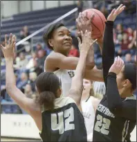  ?? (NWA Democrat-Gazette/Charlie Kaijo) ?? Bentonvill­e’s Maryam Dauda (center), a 6-4 junior, verbally committed to Baylor on Sunday, choosing the Bears over Arkansas, Missouri and Tennessee.