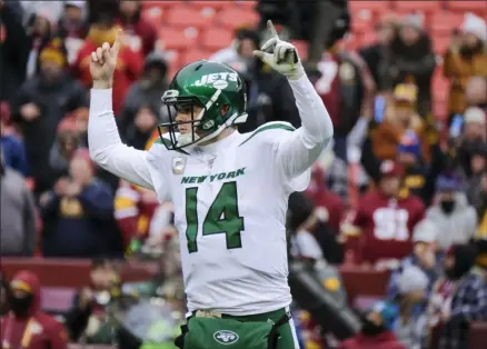  ?? MARK TENALLY - THE ASSOCIATED PRESS ?? New York Jets quarterbac­k Sam Darnold (14) celebrates a touchdown against the Washington Redskins during the second half of an NFL football game, Sunday, Nov. 17, 2019, in Landover, Md.