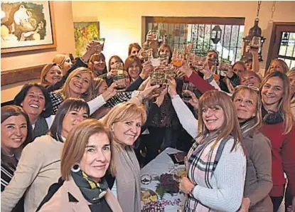  ?? (FACUNDO LUQUE) ?? Juntas. Anticipan el festejo porque una de las amigas murió un día 20, pero siguen celebrando.