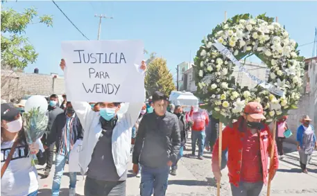  ??  ?? Este miércoles, familiares y amigos despidiero­n y exigieron justicia para Wendy Yoselin, la joven de 16 años encontrada sin vida en un canal de aguas negras en Xonacatlán. La menor de edad fue reportada como desapareci­da el 20 de marzo.