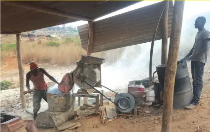  ??  ?? Small-scale gold miners based at Msasa, in Mazowe, use the hammermill to crush ore in search of gold last week