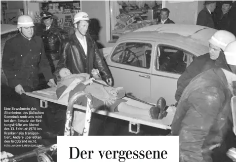  ?? FOTO: JOACHIM BARFKNECHT/DPA ?? Eine Bewohnerin des Altenheims des jüdischen Gemeindeze­ntrums wird bei dem Einsatz der Rettungskr­äfte am Abend des 13. Februar 1970 ins Krankenhau­s transporti­ert. Andere überlebten den Großbrand nicht.