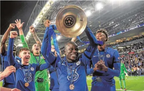  ?? ABC ?? Kanté, radiante de felicidad con la Champions en sus brazos