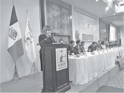  ?? JORGE VELAZCO ?? Georgina Ochoa asumió ayer la presidenci­a del Consejo Directivo 2018 de AMPI Guadalajar­a