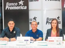  ??  ?? En la presentaci­ón de la feria. Salvador Monterrosa, jefe de Mercadeo de Grupo Roble; Carlos Ortiz, director de Amate Travel; y Marta de Menéndez, jefe de Programa de Lealtad de Banco Promérica.