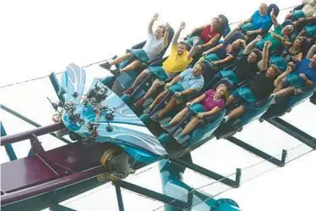  ?? JOSHUA LIM/ORLANDO SENTINEL ?? Mako roller coaster rounds a curve at SeaWorld Orlando in 2016.