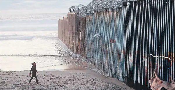  ?? FOTO: AFP ?? El presidente estadounid­ense declaró emergencia nacional en la frontera sur para poder construir el muro fronterizo más rápidament­e.