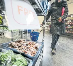  ?? ANDREW FRANCIS WALLACE TORONTO STAR FILE PHOTO ?? One expert calls food banks a Band-Aid solution. Research shows that less than 25 per cent of people who are food-insecure ever go to the food bank.