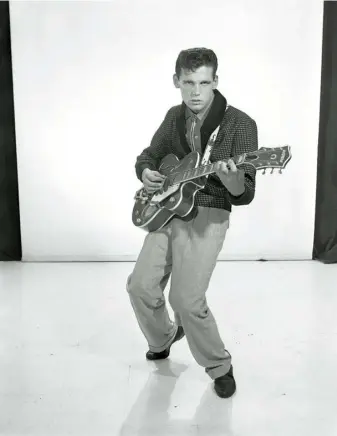  ??  ?? Duane Eddy in a characteri­stic rock’n’roll pose, with his Gretsch guitar