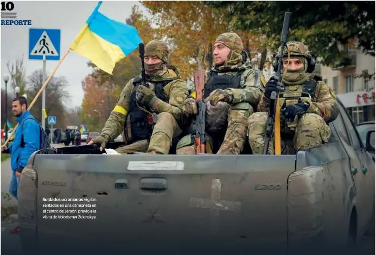  ?? ?? Soldados ucranianos vigilan sentados en una camioneta en el centro de Jersón, previo a la visita de Volodymyr Zelenskyy.