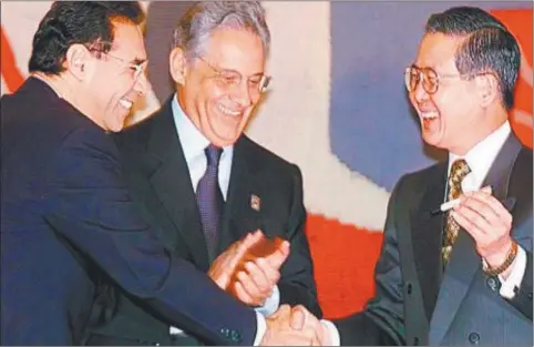  ?? FOTOS: CEDOC PERFIL ?? HISTÓRICO. Los presidente­s de Ecuador, Jamil Nahuad, y de Perú, Alberto Fujimori, ponen fin a un conflicto de 170 años.
