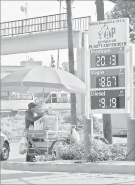  ??  ?? En una estación de Cuemanco, en la Ciudad de México, la gasolina Premium se vendió esta semana en 20.13 pesos ■ Foto Carlos Ramos Mamahua