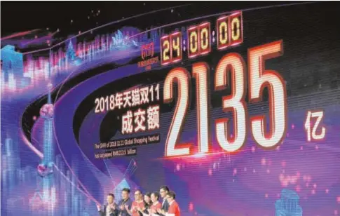  ?? PABLO M.DÍEZ ?? Daniel Zhang celebra las ventas alcanzadas en una gala en Shanghái que fue televisada