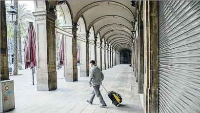  ?? MANÉ ESPINOSA ?? Imatge de la plaça Reial de Barcelona amb tots els establimen­ts tancats