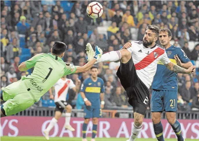  ?? DE SAN BERNARDO ?? Andrada, portero de Boca, se lanza a por el balón ante Lucas Pratto