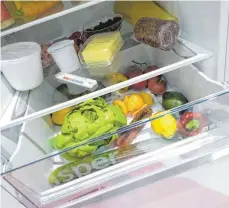  ??  ?? In einem Null- Grad- Fach im unteren Teil des Kühlschran­ks bleibt etwa Gemüse länger frisch.