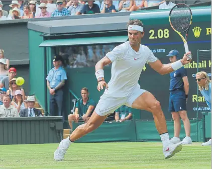  ?? FOTO: ALFONSO JIMÉNEZ ?? Rafa Nadal, tercer partido consecutiv­o este año en la central de Wimbledon, hoy frente al joven debutante Alex De Miñaur