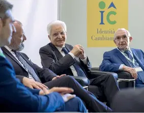  ??  ?? Da sinistra il sindaco di Parma Federico Pizzarotti, il presidente della Regione Emiliaroma­gna Stefano Bonaccini, il presidente della Repubblica Sergio Mattarella e il presidente Acri Giuseppe Guzzetti