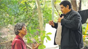  ??  ?? El actor Jorge Román y el director Hugo Giménez durante el rodaje de “Matar a un muerto”.