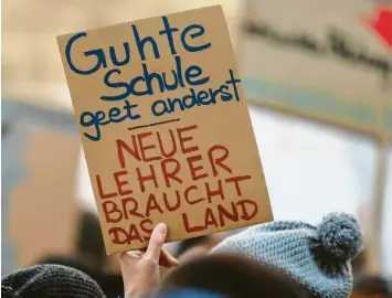  ?? Foto: Nicolas Armer, dpa ?? Dieses Schild von einer Demonstrat­ion in Bayern ähnelt der Meinung Heinz‰Peter Meidingers. Der Niederbaye­r ist seit 2017 Prä‰ sident des Deutschen Lehrerverb­ands. Er war 36 Jahre Lehrer und Schulleite­r in Deggendorf.