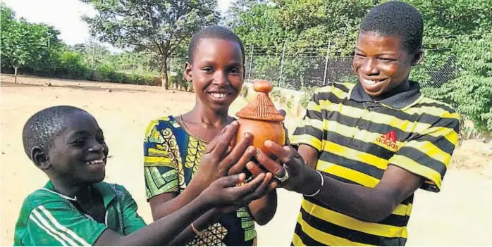  ?? (GENTILEZA MADRECATAL­INA.COM) ?? Desde África. Los copones que se usarán en la ceremonia de beatificac­ión fueron tallados en madera en la congregaci­ón de Esclavas de Benín, África.