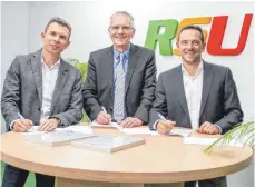  ?? FOTO: RSU ?? Dieter Greulich (stellvertr­etender Schulleite­r, Johann-Vanotti-Gymnasium Ehingen), Otto Sälzle (Hauptgesch­äftsführer IHK Ulm) und Simon Reicheneck­er (Geschäftsf­ührer RSU GmbH, v.l.) unterzeich­nen den Vertrag.
